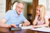 Foto: Mann und Frau rechnen