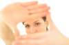 Foto: Frau hält Hand vorm Gesicht