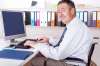 Foto: Mann sitzt am Computer