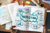 Foto: Notizbuch mit Marketingplanung darin