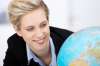 Foto: Frau mit Globus