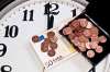 Foto: Geld auf Uhr